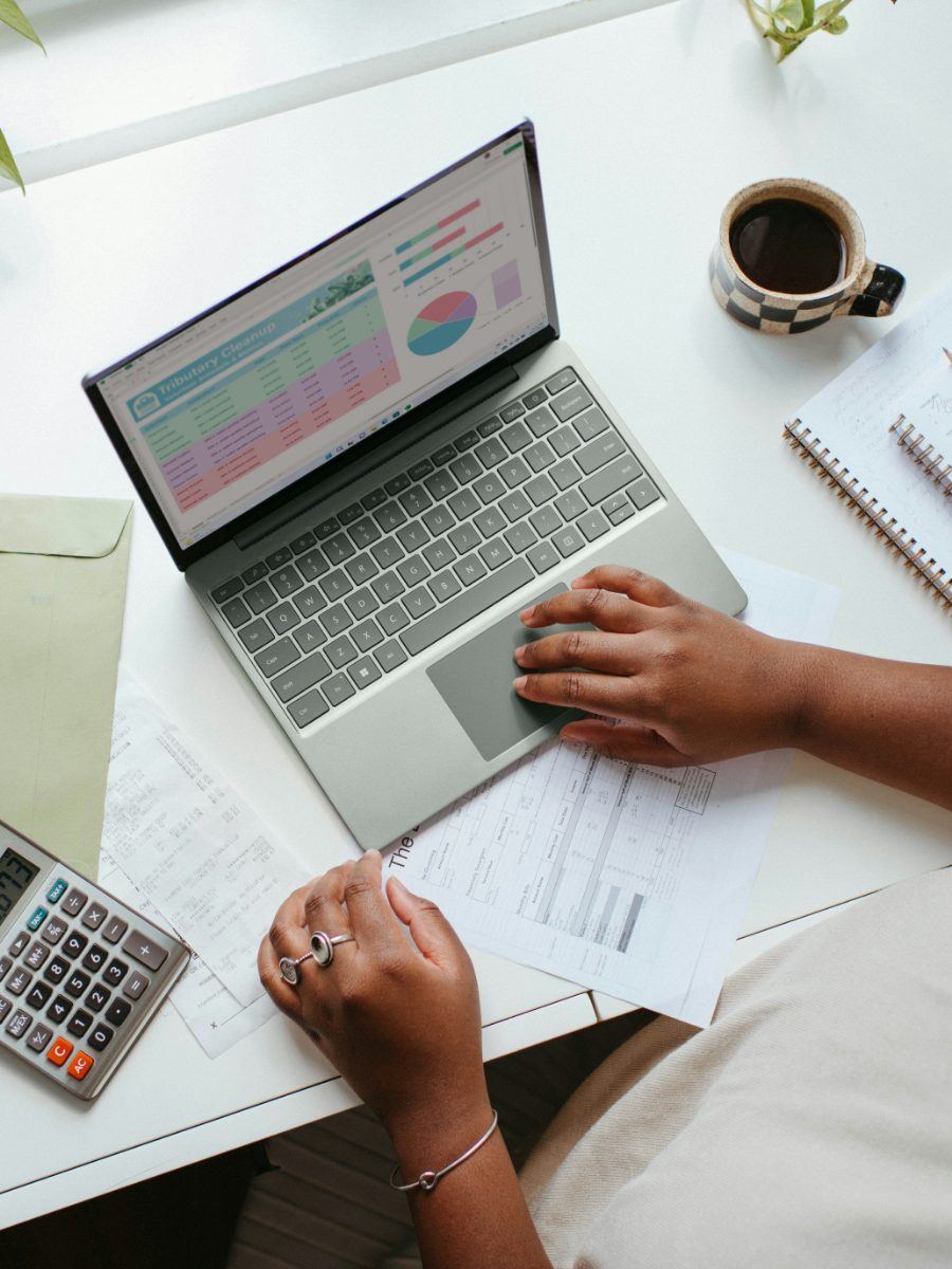 Trabajo contable diario en laptop con calculadora y documentos
