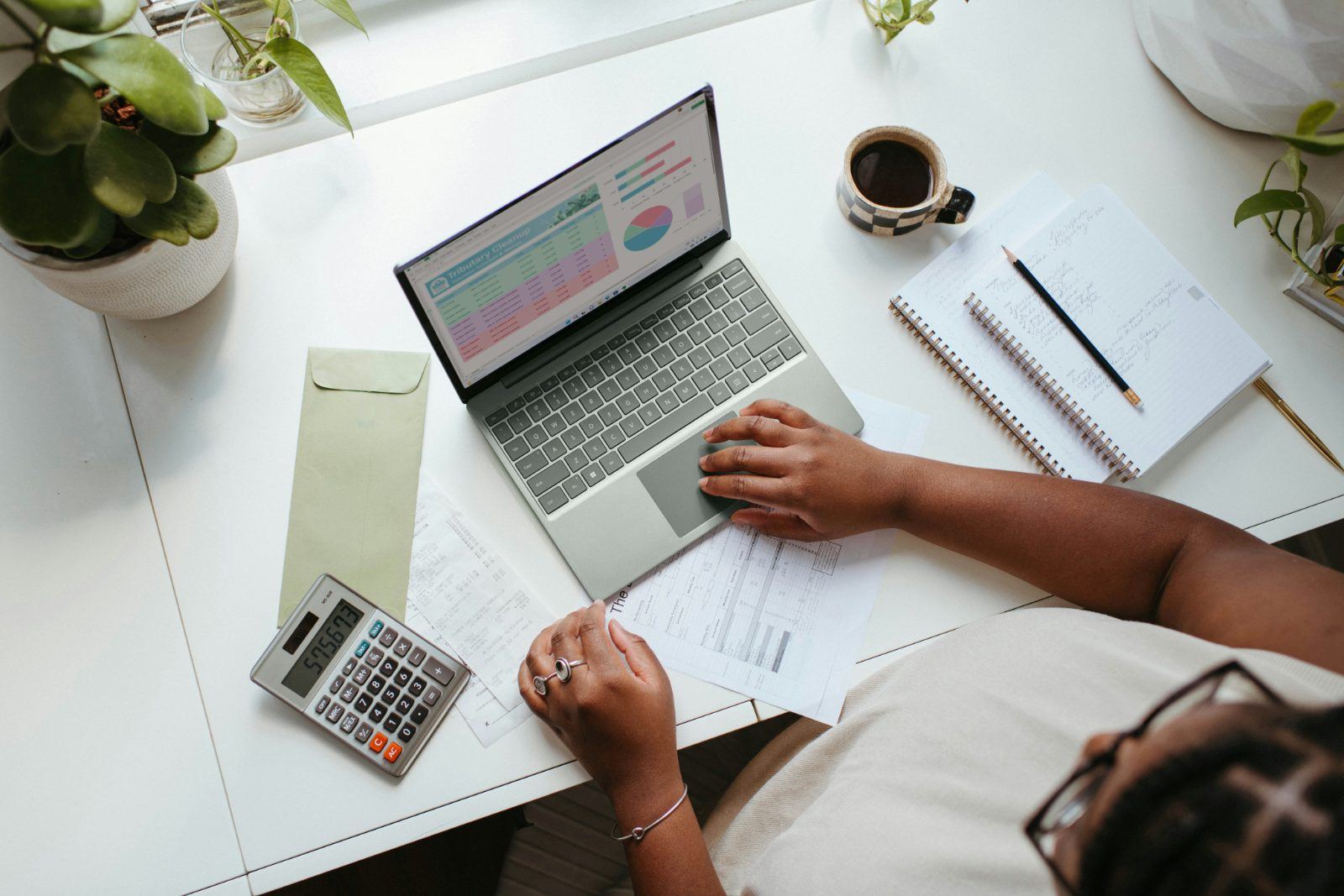 Profesional de AFCR trabajando en la contabilidad de un cliente